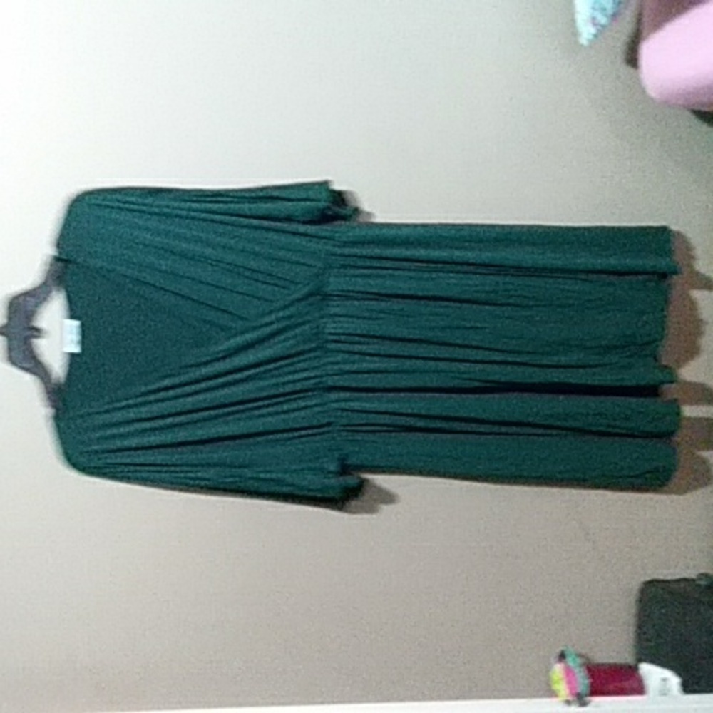 Classic Emerald Green Wrap-Style Women’s Dress